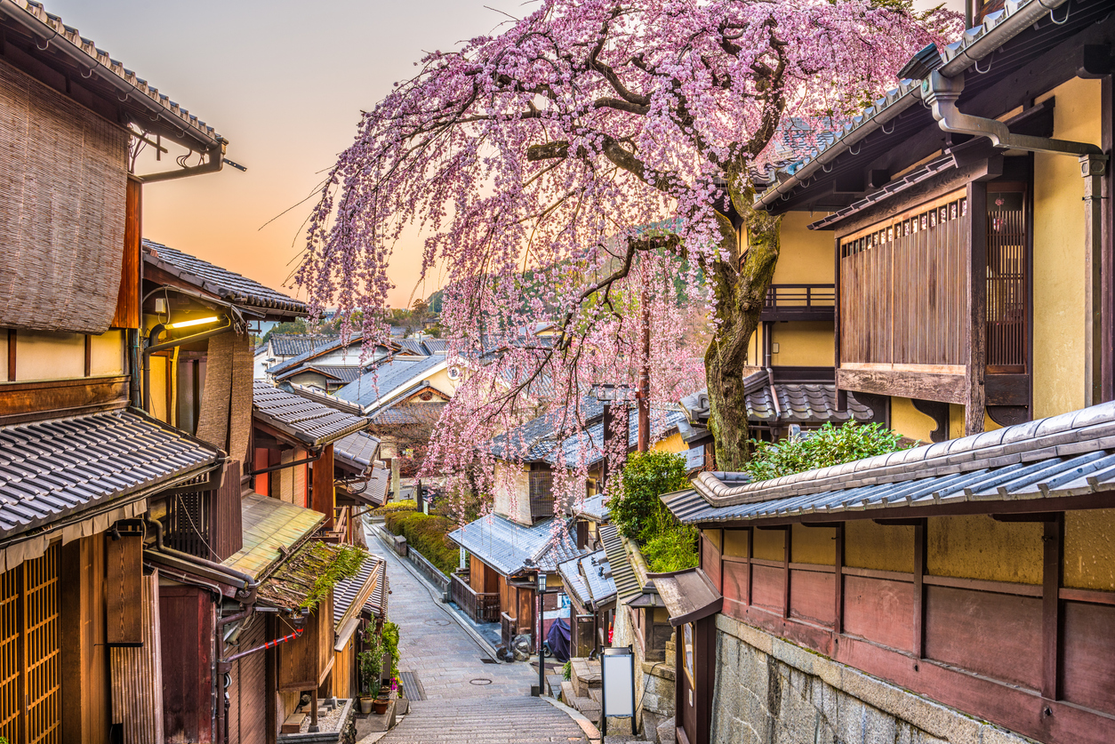 Kyoto, Japan springtime at the historic Higashiyama distirct. - Blue Ribbon Travel